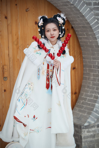 大雪后户外身穿明朝汉服的亚洲少女