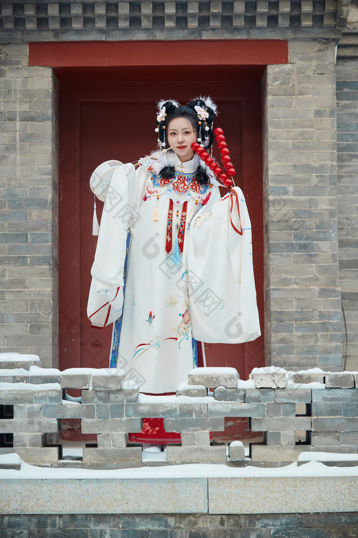 大雪后户外身穿明朝汉服的亚洲少女