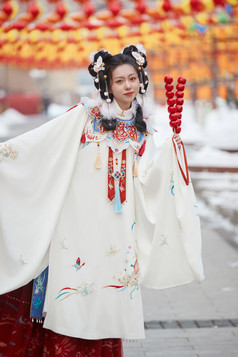 大雪后户外身穿明朝汉服的亚洲少女