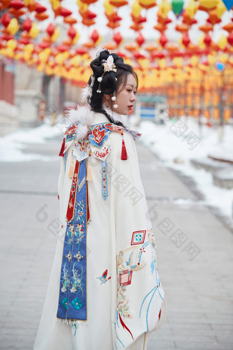 大雪后户外身穿明朝汉服的亚洲少女