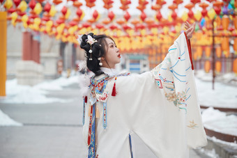 大雪后户外身穿明朝汉服的亚洲少女