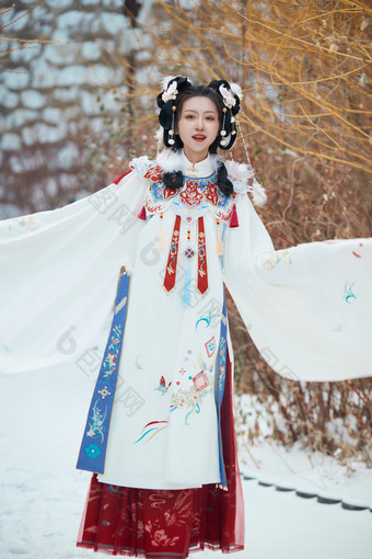 大雪后户外身穿明朝汉服的亚洲少女