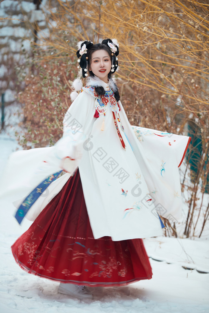 大雪后户外身穿明朝汉服的亚洲少女