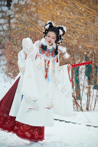 大雪后户外身穿明朝汉服的亚洲少女