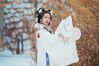 大雪后户外身穿明朝汉服的亚洲少女