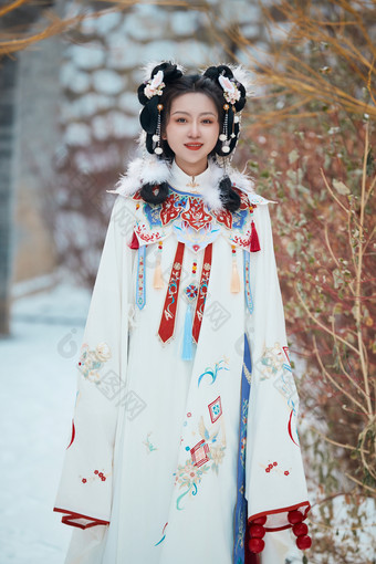 大雪后户外身穿明朝汉服的亚洲少女