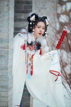 大雪后户外身穿明朝汉服的亚洲少女