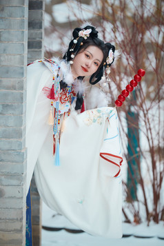 大雪后户外身穿明朝汉服的亚洲少女