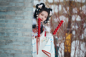 大雪后户外身穿明朝汉服的亚洲少女