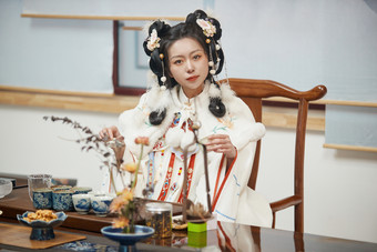 身穿汉服展示<strong>茶</strong>道文化的亚洲少女