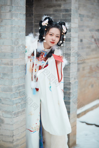 大雪后户外身穿明朝汉服的亚洲少女