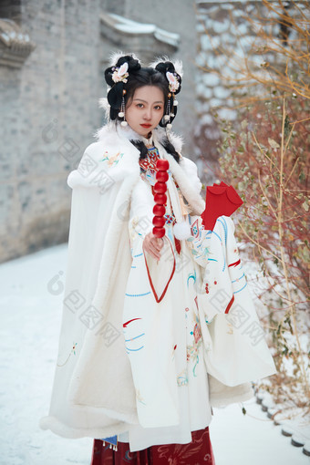 大雪后户外身穿明朝汉服的亚洲少女