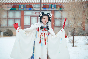 大雪后户外身穿明朝汉服的亚洲少女