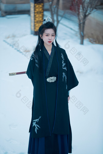 雪天<strong>古</strong>城身穿汉服扮演<strong>武侠</strong>的中国少女