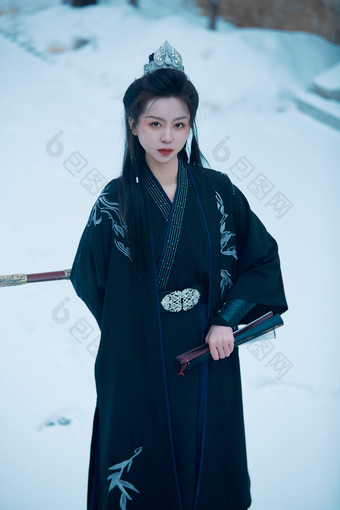 雪天古城身穿汉服扮演武侠的中国少女