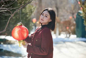 除夕在户外公园游玩的亚洲少女