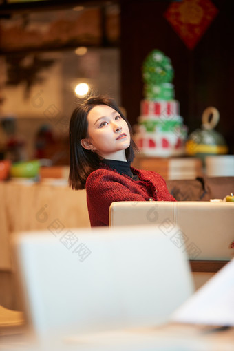 除夕在酒店餐厅庆祝新春的亚洲少女