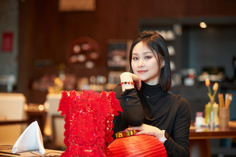 除夕在酒店餐厅庆祝新春的亚洲少女