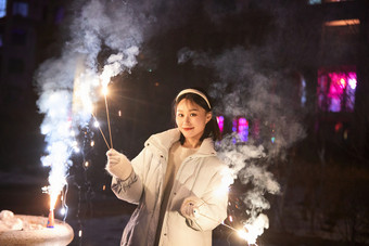 除夕夜燃放烟火烟花的快乐中国少女