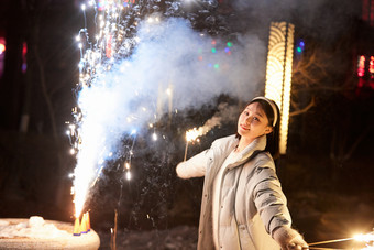 除夕夜燃放烟火烟花的快乐中国少女