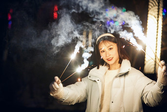 除夕夜燃放烟火烟花的快乐中国少女