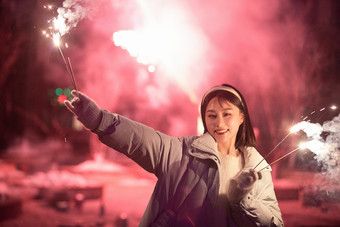 除夕夜<strong>燃放</strong>烟火<strong>烟花</strong>的快乐中国少女