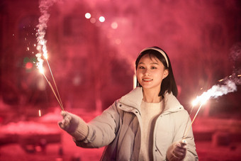 除夕夜<strong>燃放</strong>烟火<strong>烟花</strong>的快乐中国少女