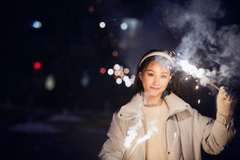 除夕夜燃放烟火烟花的快乐中国少女