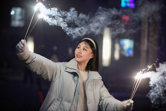 除夕夜燃放烟火烟花的快乐中国少女