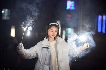 除夕夜燃放烟火烟花的快乐中国少女