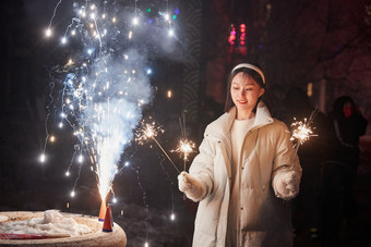 除夕夜燃放烟火烟花的快乐中国少女