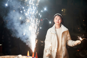 除夕夜燃放烟火烟花的快乐中国少女