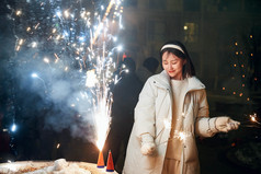 除夕夜燃放烟火烟花的快乐中国少女