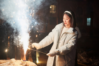 除夕夜燃放烟火烟花的快乐中国少女