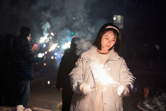 除夕夜燃放烟火烟花的快乐中国少女