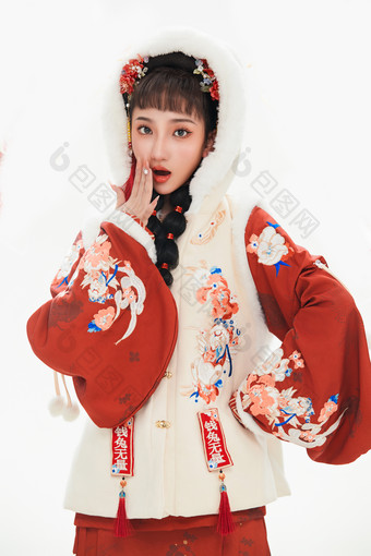 白色背景下身穿<strong>喜庆</strong>中式汉服的可爱少女