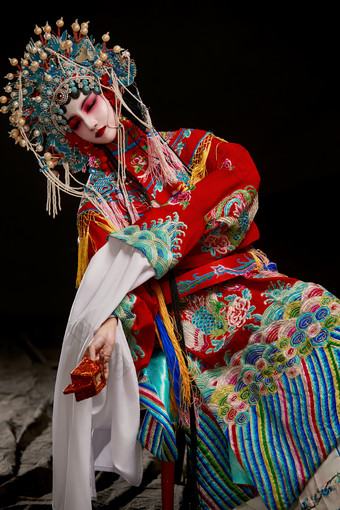 装扮国粹京剧贵妃醉酒角色形象的中国少女