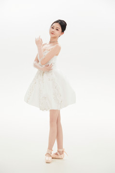 白色背景下跳芭蕾舞的亚洲少女