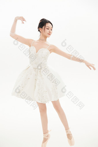 白色背景下跳<strong>芭蕾舞</strong>的亚洲少女