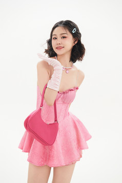 身穿粉色芭蕾舞服跳舞的亚洲少女