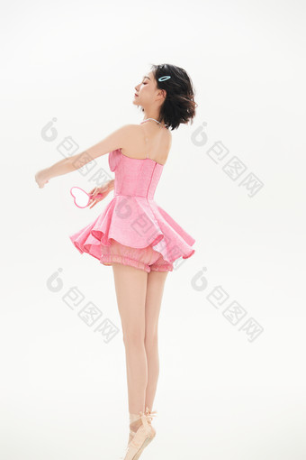 身穿<strong>粉色</strong>芭蕾舞服跳舞的亚洲少女