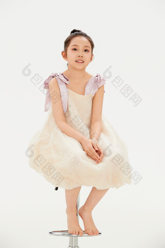 白色背景里的活泼可爱的中国小女孩儿童