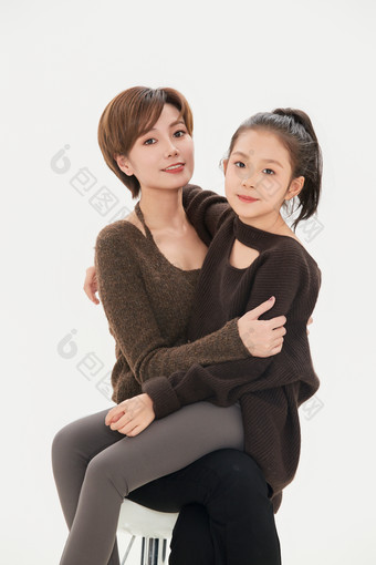 白色背景里的美丽妈妈与可爱女儿<strong>亲子</strong>人像