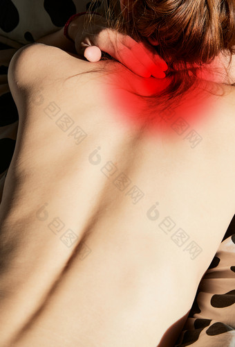 肩颈部位疼痛的亚洲年轻女性