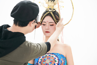 为古装飞天仙女化妆造型的化妆师与模特