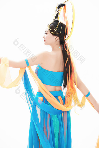 身着<strong>唐朝</strong>敦煌服饰跳飞天舞蹈的中国少女