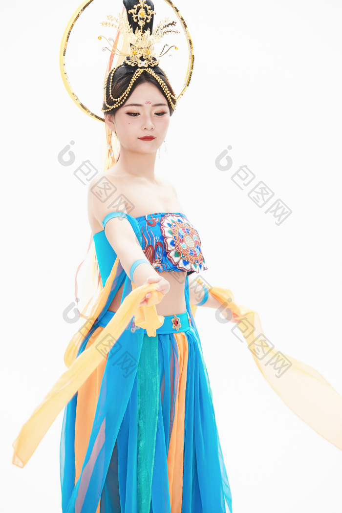 身着唐朝敦煌服饰跳飞天舞蹈的中国少女图片-包图网企业站