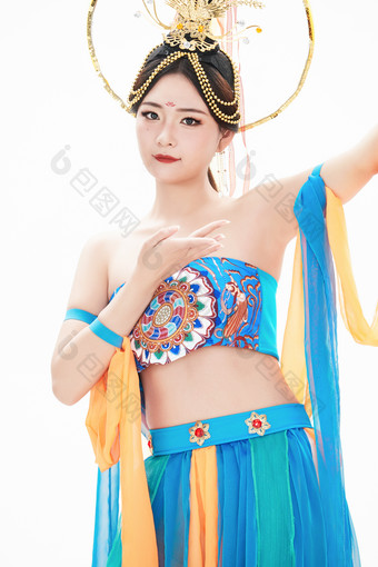 身着<strong>唐朝</strong>敦煌服饰跳飞天舞蹈的中国少女