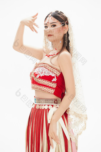 穿着印度传统风格服饰的肚皮舞演员