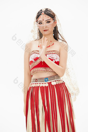 穿着印度传统风格服饰的肚皮舞演员